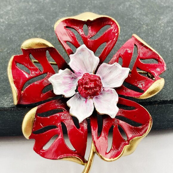 VINTAGE Red white enamel and brass toned metal dimensional flower brooch big pin - Picture 8 of 10